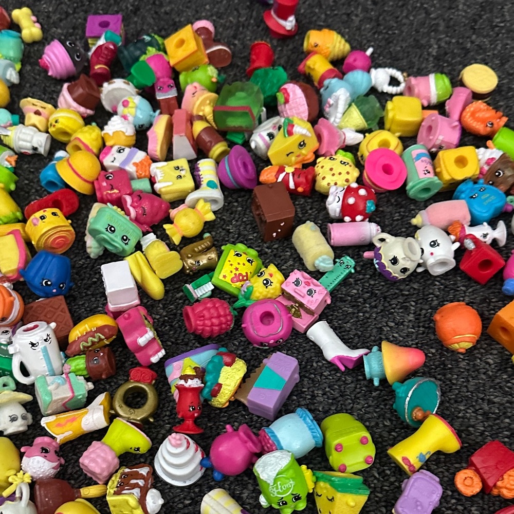 Huge Collection of Shopkins and Accessories - Picture 4 of 8